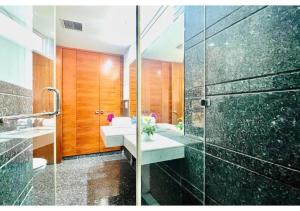 BluO 3BHK M Block Market -Lift, Balcony, Parking