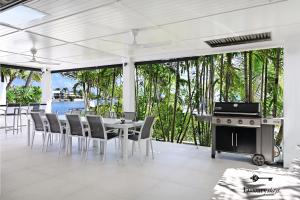 24 Cooran Court - Private Sandy Beach and Pontoon