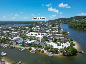 24 Cooran Court - Private Sandy Beach and Pontoon