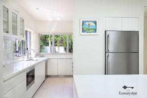 24 Cooran Court - Private Sandy Beach and Pontoon