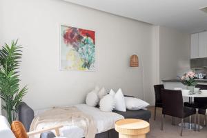 A Stylish & Central 2BR Apt Near Flinders Station