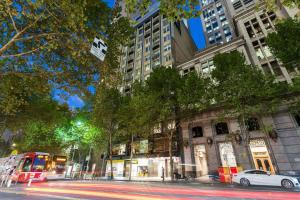 A Stylish & Central 2BR Apt Near Flinders Station