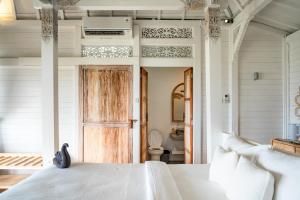 Phòng Deluxe Giường Đôi Nhìn Ra Biển Từ Phía Bên Cạnh (Deluxe Double Room with Side Sea View)