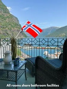Svingen Guesthouse - Panoramic Fjord Views in Flåm - 旺斯内斯