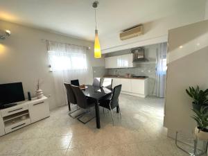 Spacious 3BDR App in Center "Sunny Bayside"