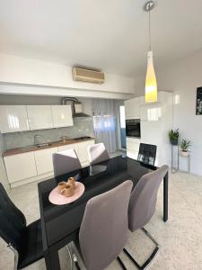 Spacious 3BDR App in Center "Sunny Bayside"