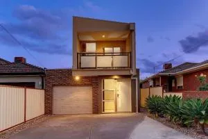 Stunning 4 bedroom home 10 minutes drive from Melbourne airport - Epping