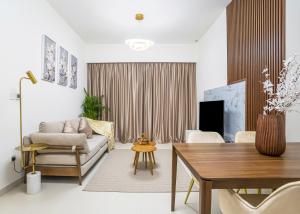 Top Floor One Bedroom Apartment with Downtown Views 170BC-1