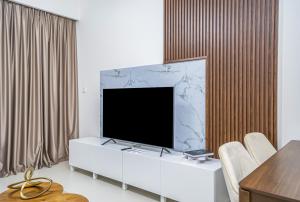 Top Floor One Bedroom Apartment with Downtown Views 170BC-1