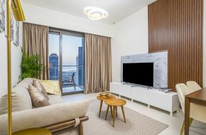 Top Floor One Bedroom Apartment with Downtown Views 170BC-1