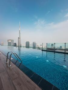 ALiving Luxe 2BR with higest Infinity Pool Close to Dubai Mall & Burj Khalifa
