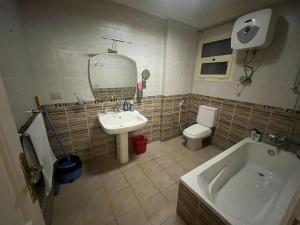 Private Room in a fully equipped sea view apartment غرف خاصة للرجال فقط