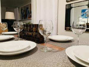 Large Renovated Cottage on East Lake Park