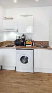 Apt. and garage : Train station, Univ