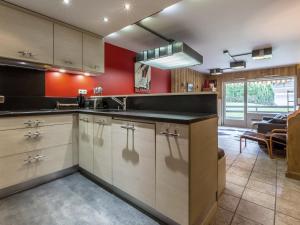 Appartements Appartement Confortable au Coeur du Village, Proche des Pistes avec Terrasse et Garage - FR-1-304-191 : photos des chambres