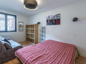 Appartements Appartement Confortable au Coeur du Village, Proche des Pistes avec Terrasse et Garage - FR-1-304-191 : photos des chambres