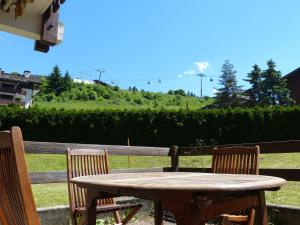 Appartements Appartement Confortable au Coeur du Village, Proche des Pistes avec Terrasse et Garage - FR-1-304-191 : photos des chambres