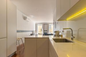 Modern 3BR, terrace, ACheating & self check-in