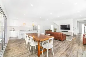 Perfect for Families and Groups - Large 5 Bedroom - Braybrook