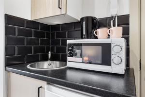 Charming Serviced Ensuite Modern Studio - Sleeps 2 - Near Wembley Stadium - Good Transport Link to Central London - Harrow HA3