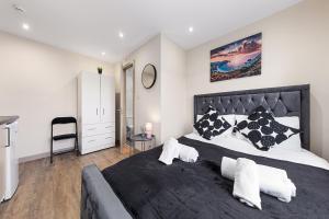 Charming Serviced Ensuite Modern Studio - Sleeps 2 - Near Wembley Stadium - Good Transport Link to Central London - Harrow HA3