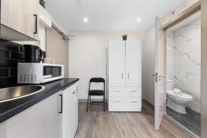 Charming Serviced Ensuite Modern Studio - Sleeps 2 - Near Wembley Stadium - Good Transport Link to Central London - Harrow HA3