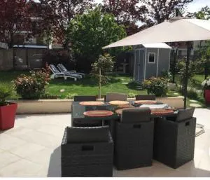 Maison à 10 min à pieds du RER Bourg la reine - 朗吉斯