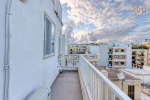 Gzira, Central APT - Spacious with Super WIFI & AC by 360 Estates