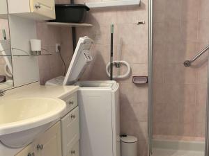 Charmant T1 avec Terrasse, Véranda et Climatisation à Balaruc-les-Bains, Exposé Sud, 2 Étoiles - FR-1-553-5