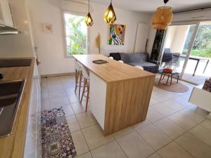 T3 en rez-de-jardin avec Wi-Fi et Parking - Plages et commerces à 900m - Terrasse et Jardin privatif - FR-1-316-271