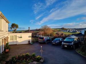 Lovely private studio room with own kitchen and bathroom.in the popular area of Shiphay in Torquay and only a short walk from Torbay Hospital