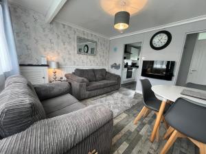 170 Chalet, Sunbeach, Scratby - Two bed chalet, sleeps 5, pet friendly, free Wi-Fi, free entry to onsite clubhouse and bed linen and towels included - 4-star hotels in Scratby