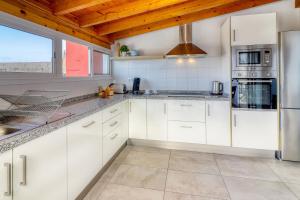 Big terraced house, 100m to the beach, with BBQ and sea view