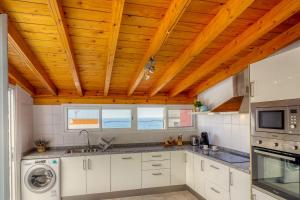 Big terraced house, 100m to the beach, with BBQ and sea view