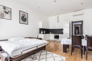 Place of Grace - 50 Meters from Dancing House