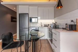 Docklands 1BR Views, Style & No Outages