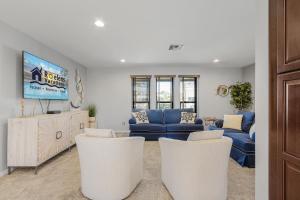 DIRECT GULF ACCESS, INTERSECTING CANAL, POOL HOME minutes from the RIVER! - Villa Southern Charm