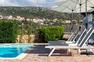 Villa Zephyros, 7 minute walk to Eglina Beach