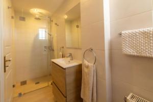 Villa Zephyros, 7 minute walk to Eglina Beach