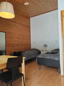 Twin Room with Lake View room in Hotelli Hirsiranta
