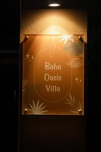 Σπίτι με πισίνα δίπλα στο αεροδρόμιο.