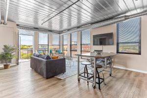 Downtown Ann Arbor 2 King Bed Balcony Apartment