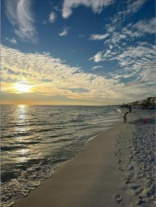 Walk 2 Beach Golf Dining & More -Sleeps 12