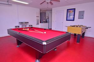 Comfortable Pool Home with Spa & Games Room Close to Disney