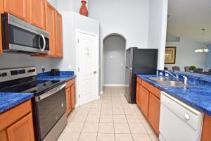 Comfortable Pool Home with Spa & Games Room Close to Disney