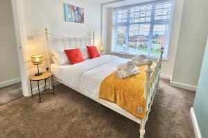 Cosy yet spacious, 3BR, Parking, Village Location