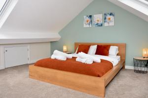 Cosy yet spacious, 3BR, Parking, Village Location