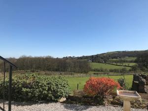 Shepherds Hut-hot tub hire April-Oct dog friendly