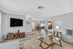 3BR, 1 Story Home w Hot tub, Grill, Sleeps 6 - Henderson