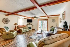 Riverfront Peru Cabin about 2 Mi to Lake Champlain! - بلاتسبرغ